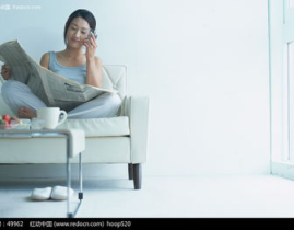 沙发报纸写真,捕捉日常生活的温馨瞬间